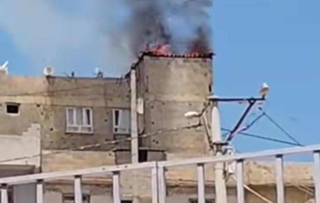 Şanlıurfa'da çatı katı alevlere teslim oldu!