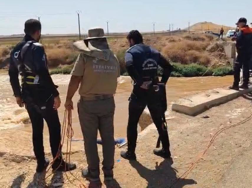 Jandarma takibindeki araç sulama kanalına uçtu