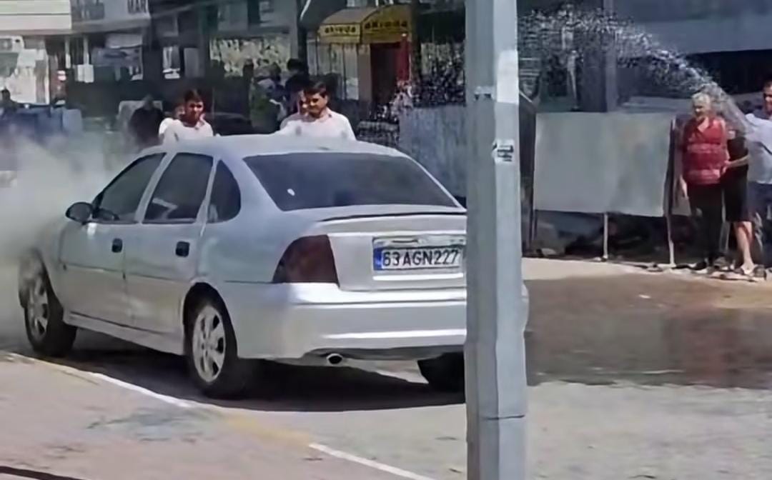 Abide Kavşağı’nda araçta akü paniği! Esnaf alevlere su ile müdahale etti