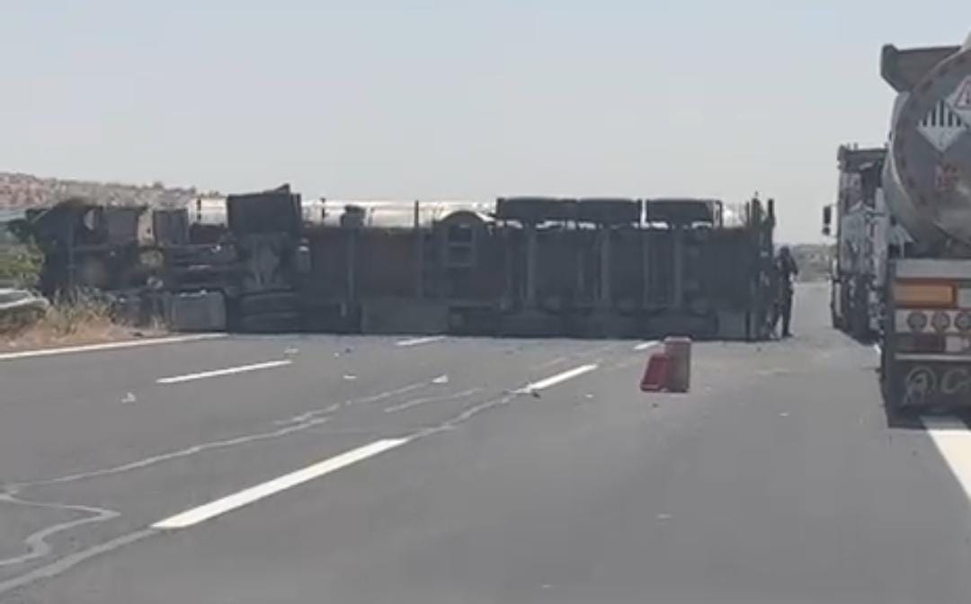 Şanlıurfa-Viranşehir yolunda akaryakıt tankeri devrildi: 1 yaralı
