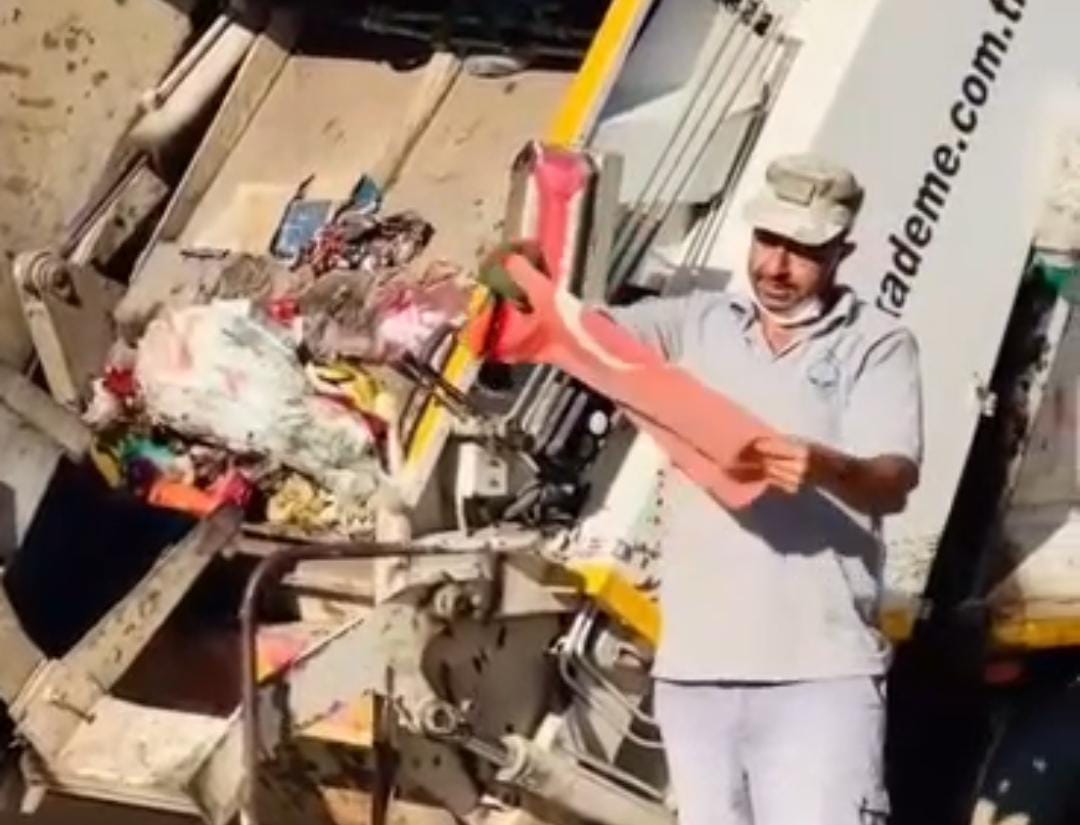 Çöp konteynerinin yanından çıktı, önce temizledi sonra öptü