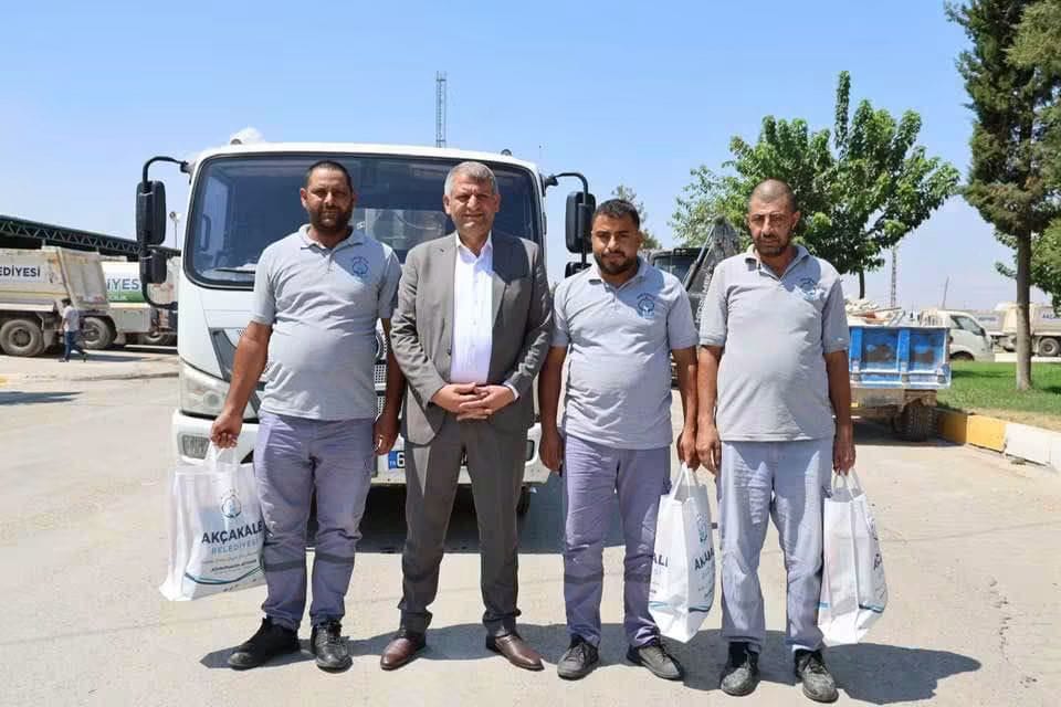Çöpte buldukları bayrağı öpüp başlarına koydular: Emekçilere anlamlı ödül