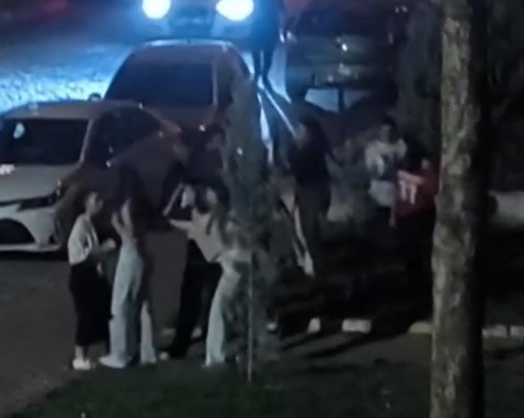 Gece yarısı parkta kızlar birbirine girdi