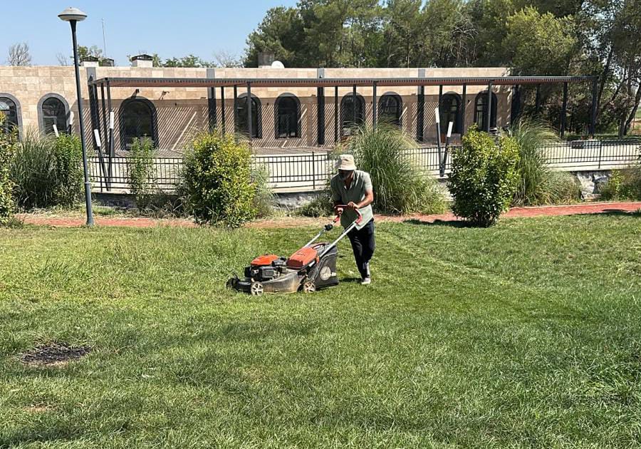 Akçakale Millet Bahçesi'nde temizlik ve bakım atağı