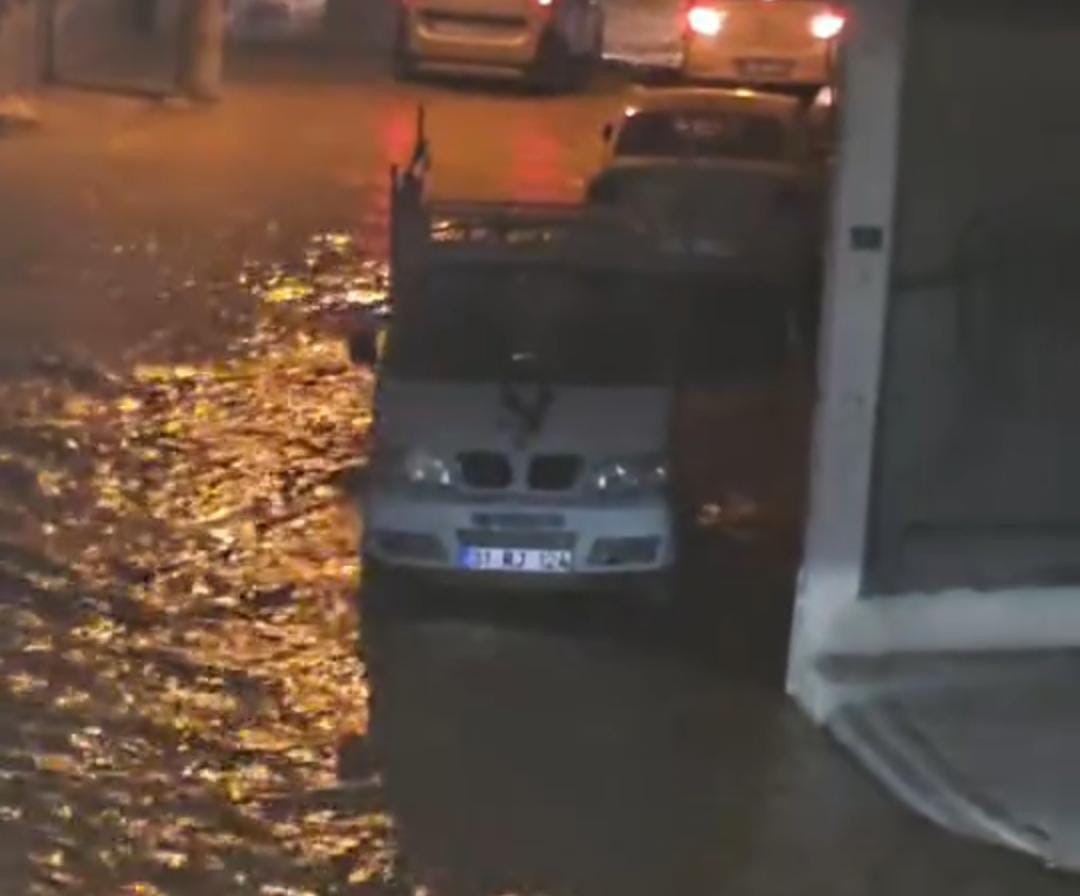 Eyyübiye’de su borusu patladı: Sokaklar göle döndü