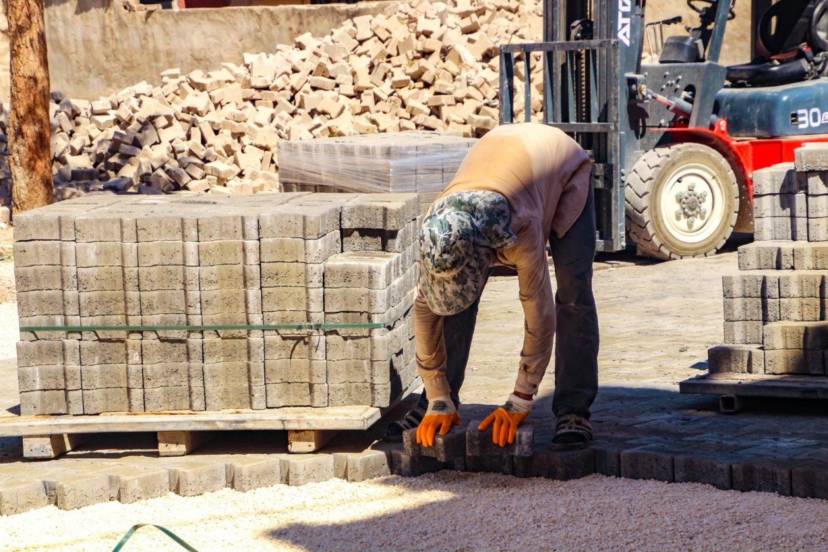 Harran'da kış öncesi sokaklarda parke taşı mesaisi