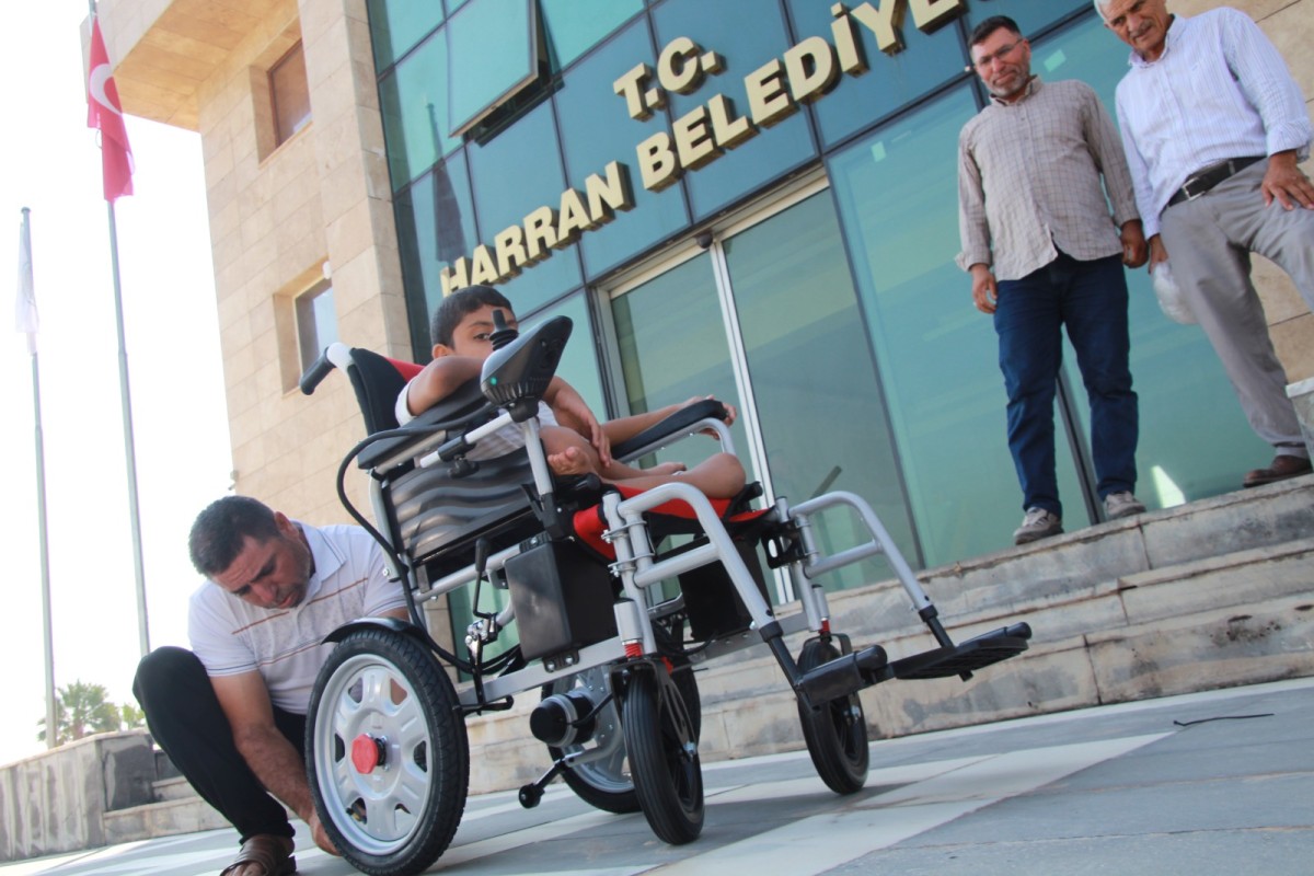 Harran’da engelli bireyler takibiyle tekerlekli sandalye dağıtımı yapıldı