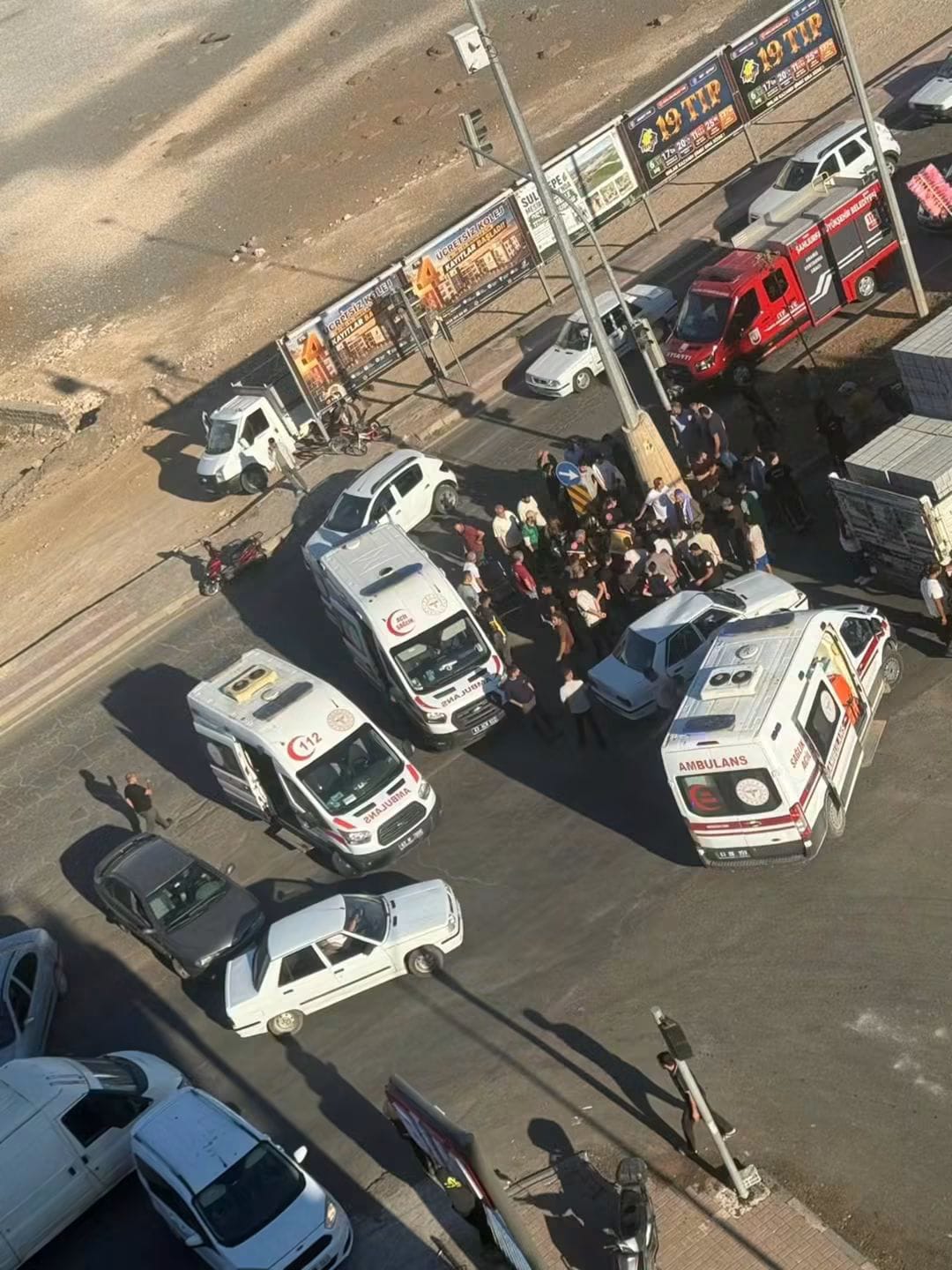 Viranşehir’de kavşakta can pazarı: Otomobil kamyonla çarpıştı, 2'si çocuk 5 yaralı