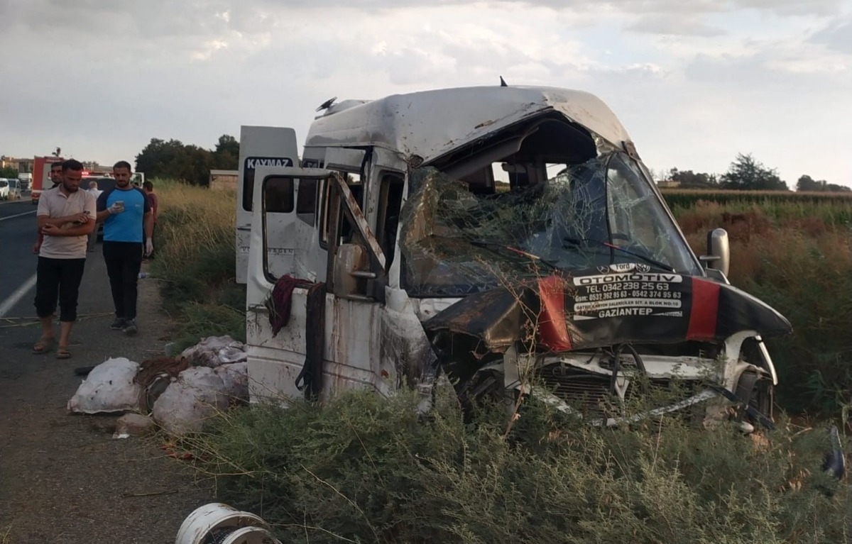 Akçakale’de dehşet: İşçileri taşıyan minibüs sulama kanalına uçtu, 20 yaralı!