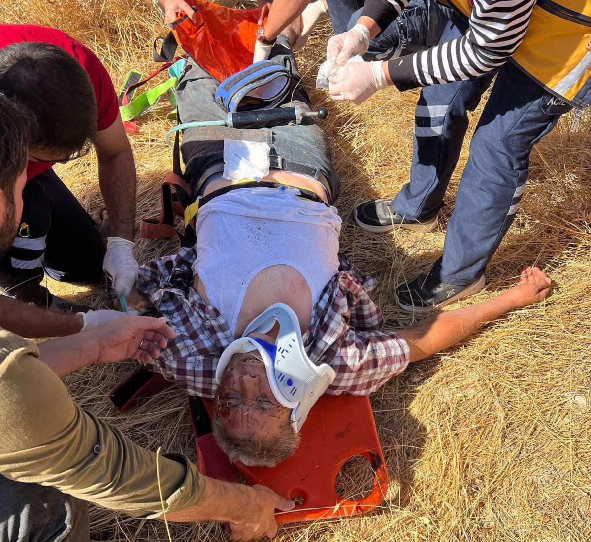 Traktör devrildi: Sürücü altından yaralı kurtarıldı