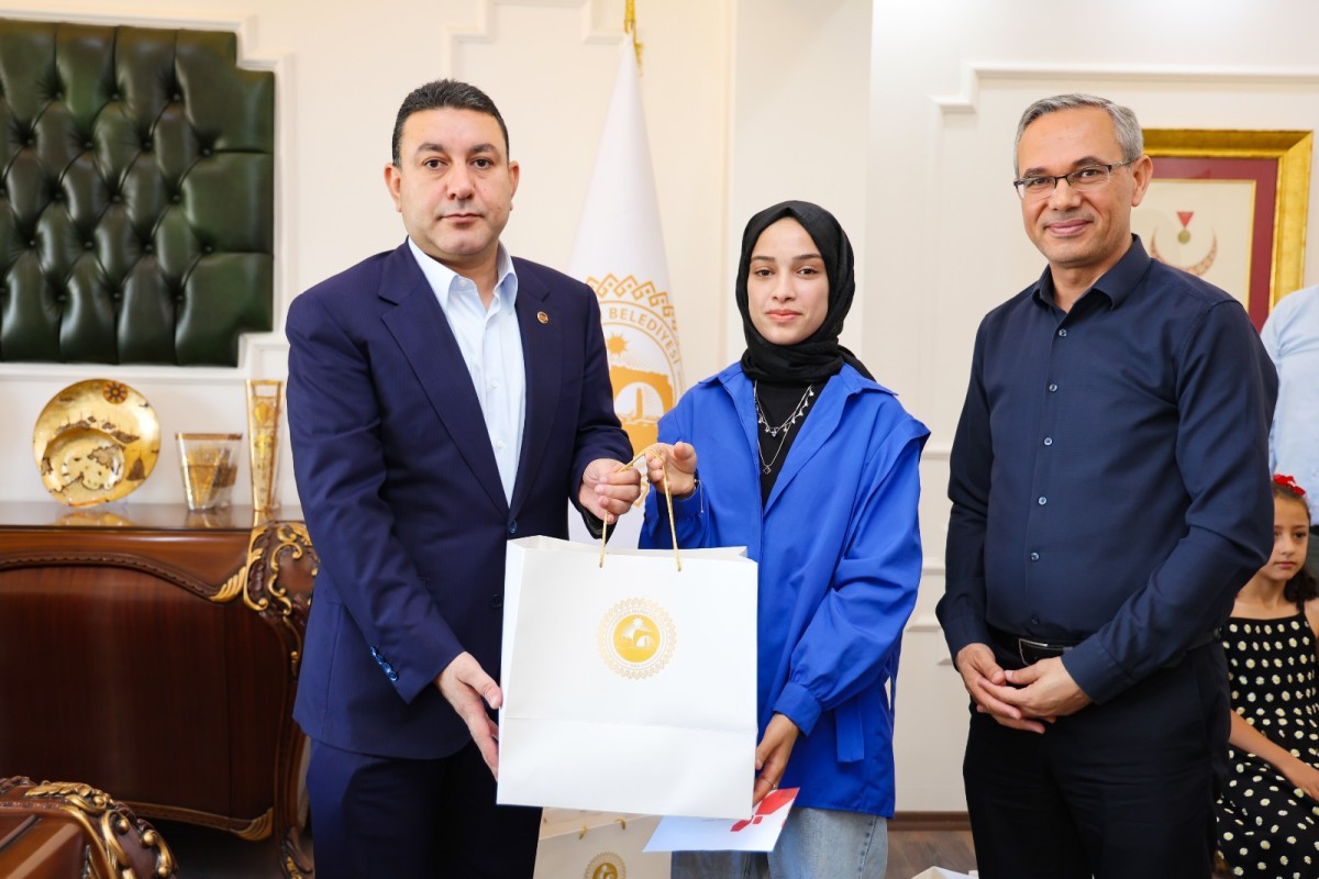 Harran’da YKS ve LGS’de dereceye giren öğrencilere tablet ve yol harçlığı verildi
