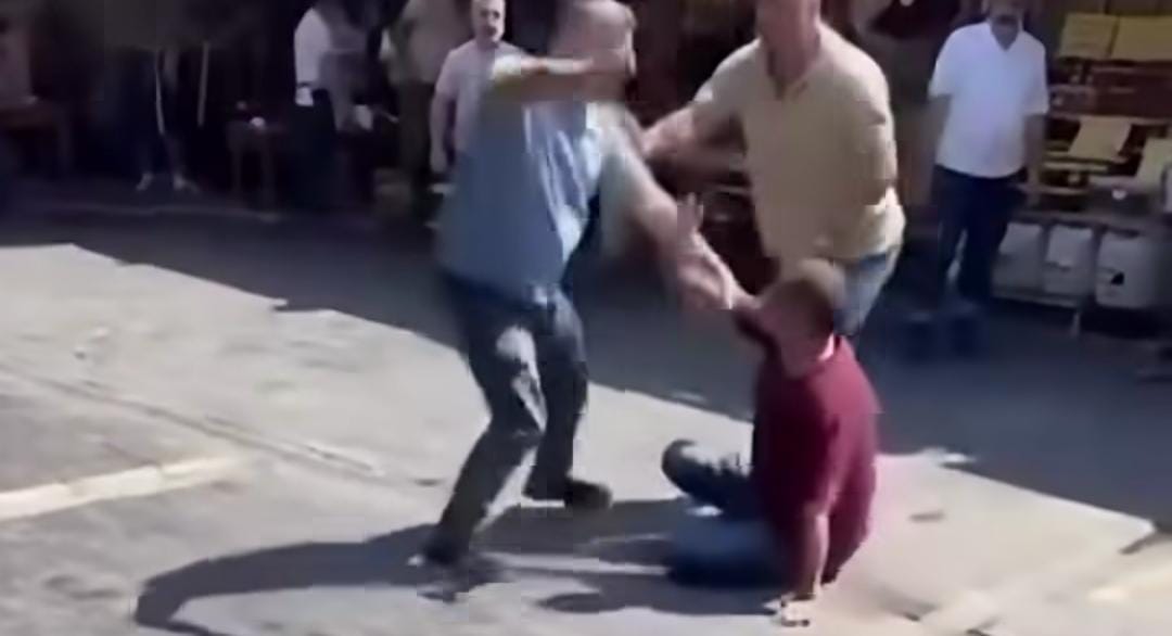 Tarihi Çarşılar Bölgesi’nde bir kişi sopayla saldırıya uğradı