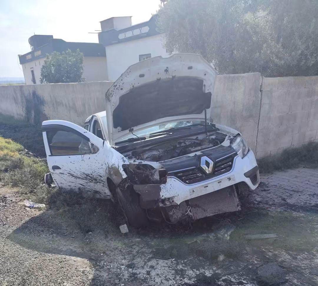 Motosikletten kaçan otomobil duvara çarptı