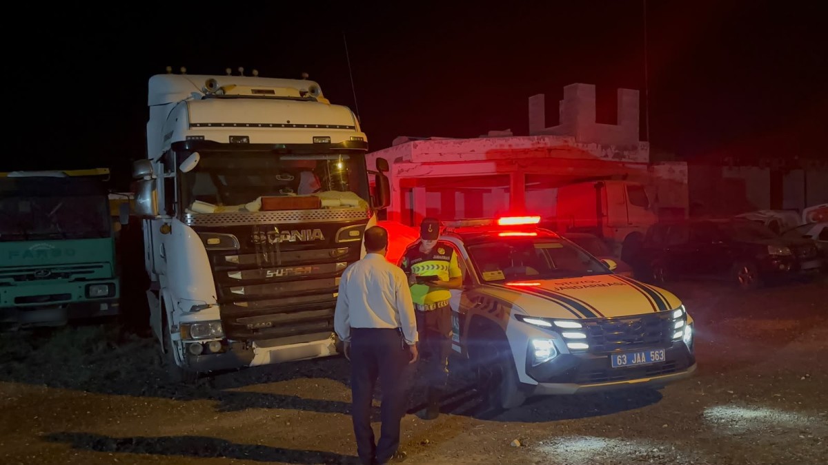 Otoyolda ikiz plaka oyunu jandarmaya takıldı: 140 bin TL ceza kesildi, ehliyetine el konuldu!