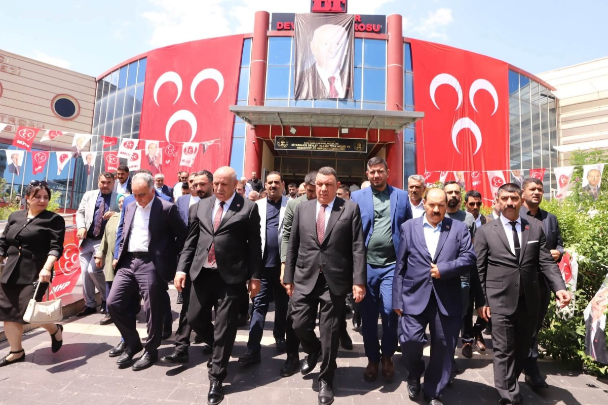 MHP'li Özyavuz, Diyarbakır Kayapınar İlçe Kongresi'nde Divan Başkanlığı Yaptı