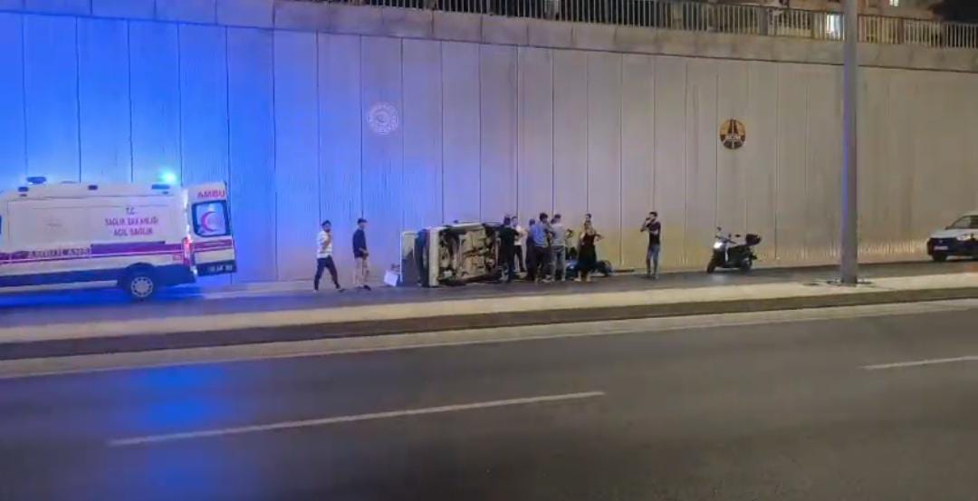 Motosiklete çarpmamak için manevra yapan otomobil devrildi: 1’i çocuk 4 yaralı