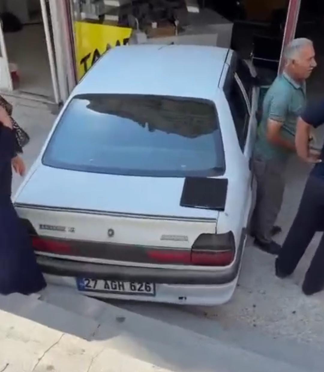 Sürücüsüz otomobil dükkana girdi!