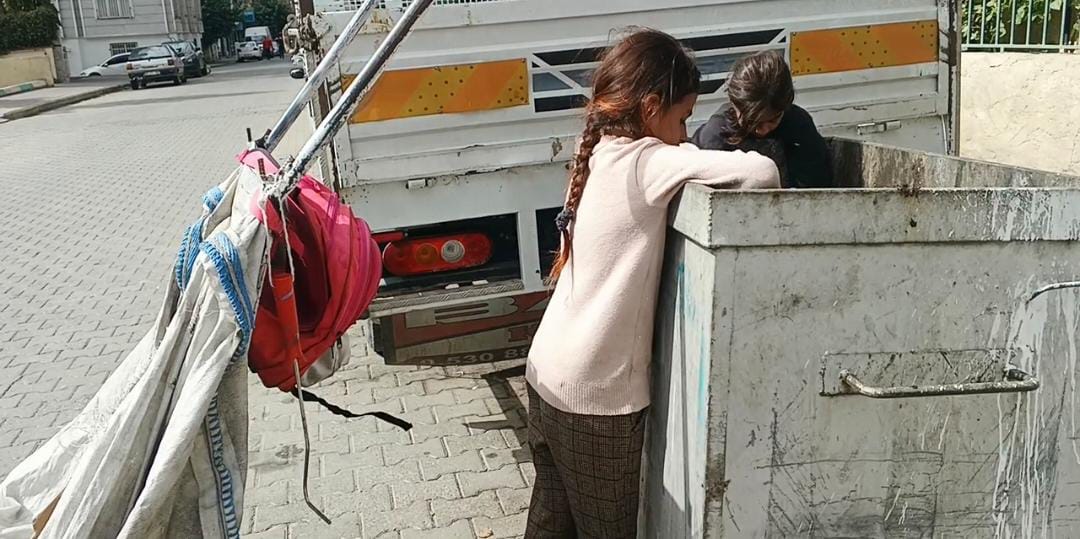 Okul çantası çekçekte, kendileri çöpte: Şanlıurfa’da çocuk yoksulluğunun çıplak fotoğrafı